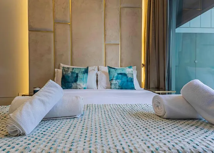 Turquoise - Downtown Dubai 1 Bedroom Apartment Business Bay - Canal View