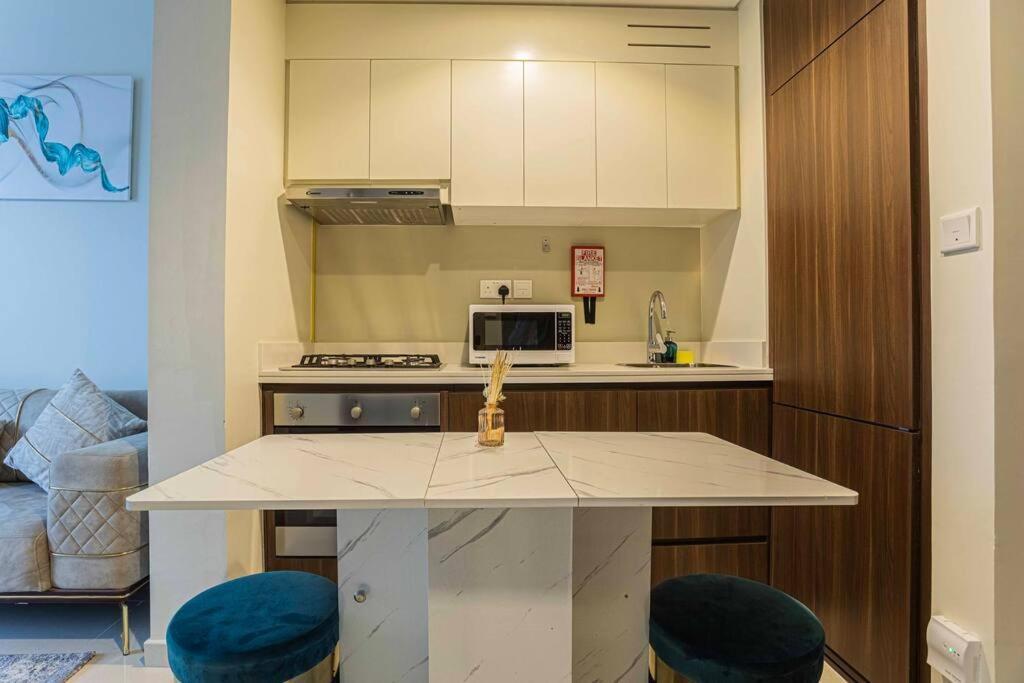 Апартаменти Turquoise - Downtown 1 Bedroom Business Bay - Canal View
