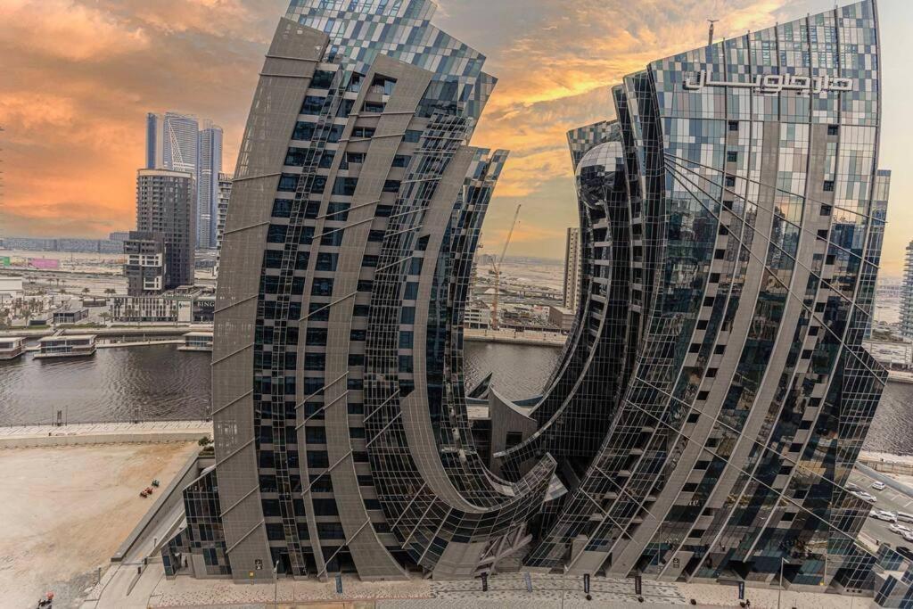 Turquoise - Downtown 1 Bedroom Business Bay - Canal View Апартаменти