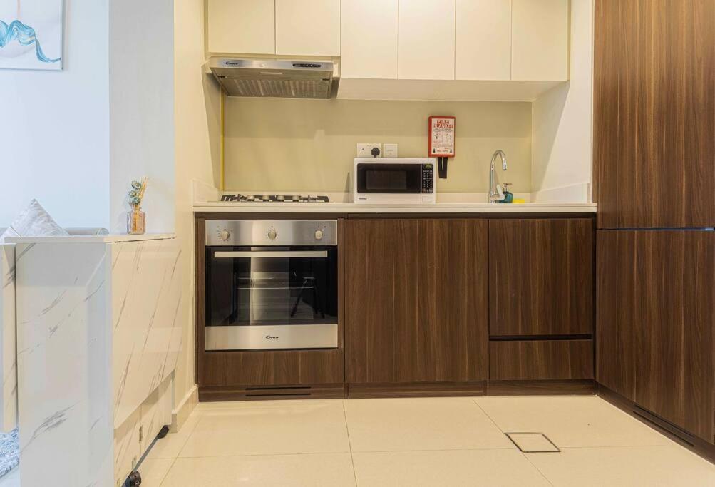 Turquoise - Downtown 1 Bedroom Business Bay - Canal View Апартаменти *