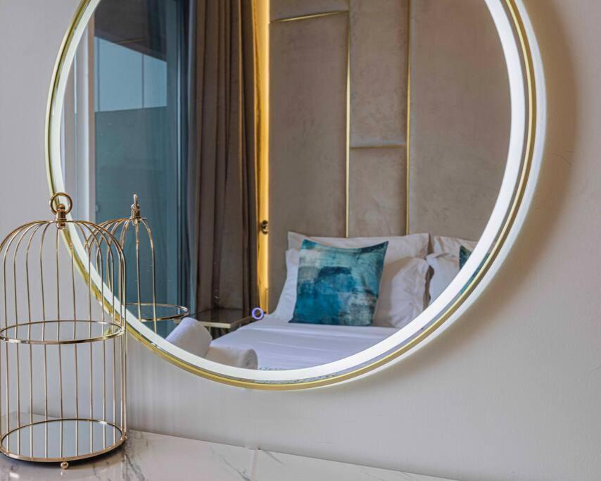 Turquoise - Downtown 1 Bedroom Business Bay - Canal View Апартаменти *