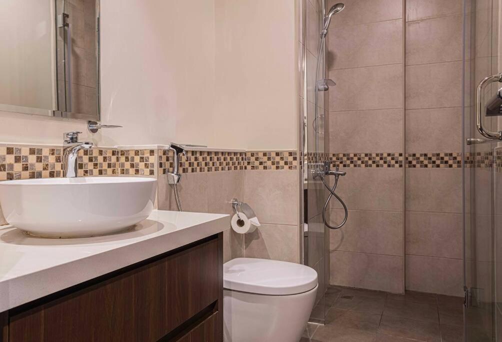 Turquoise - Downtown 1 Bedroom Business Bay - Canal View Апартаменти
