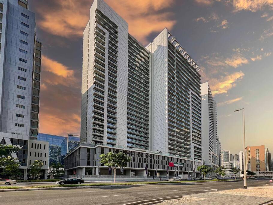 Turquoise - Downtown 1 Bedroom Business Bay - Canal View Дубай